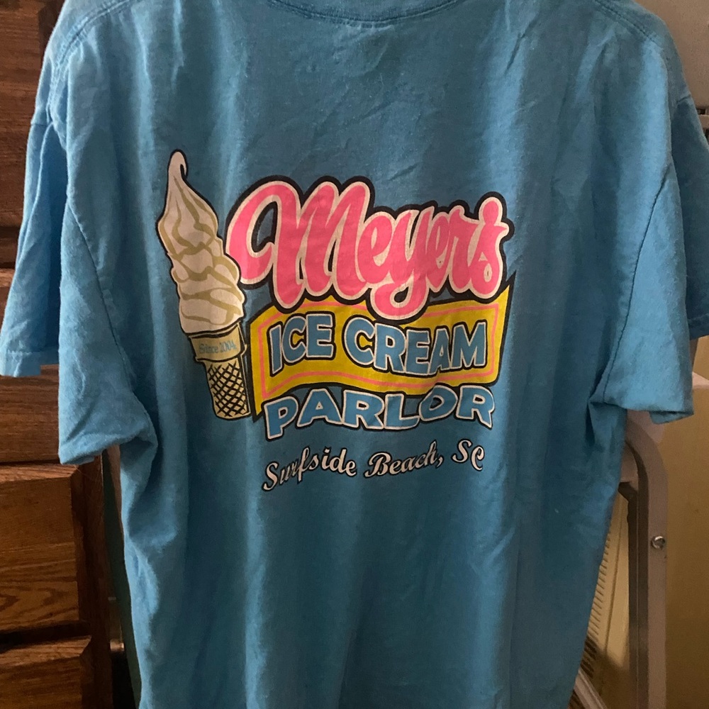 🍦Comfortable t shirt from an ice cream parlor!